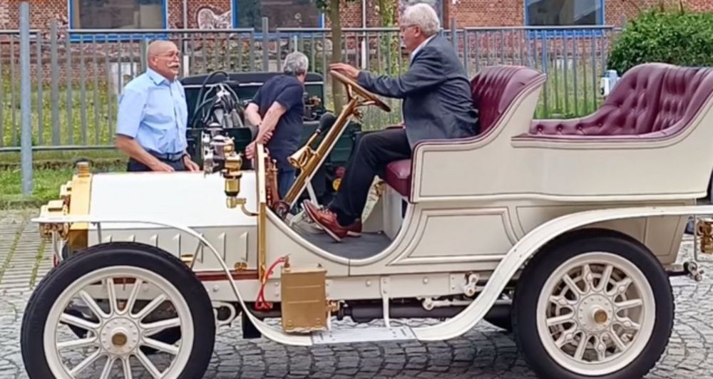 Automobiloldtimer mit Fahrer