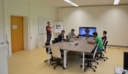 Foto: Blick in das VR-Labor mit Studierenden