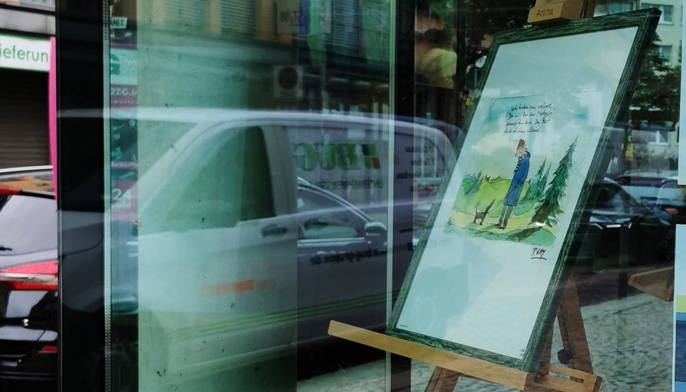 Bild im Bilderrahmen auf einer Staffelei hinter einem Schaufenster