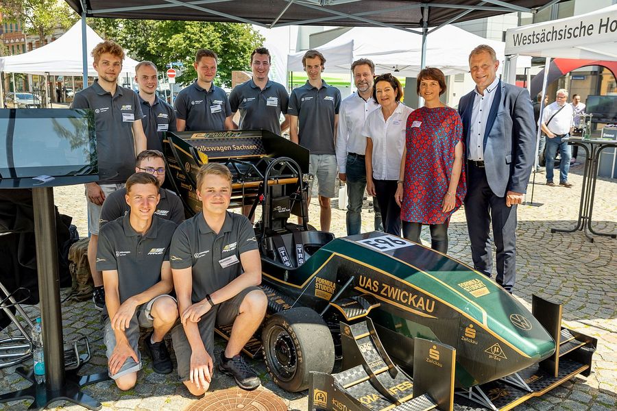 Foto: Racing-Team der WHZ posiert an ihrem Fahrzeug