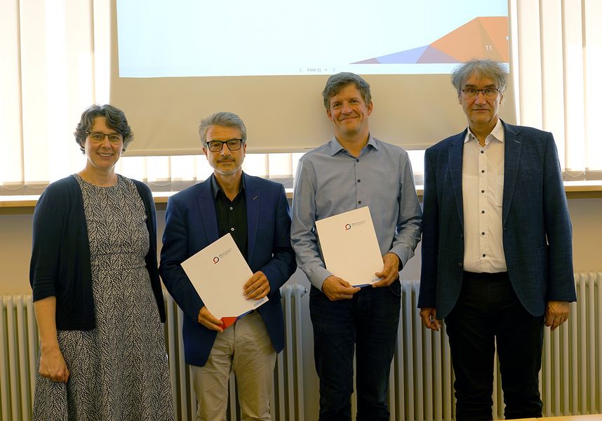 drei Männer und eine Frau bei der Verleihung des Lehrpreises an der Westsächsischen Hochschule Zwickau