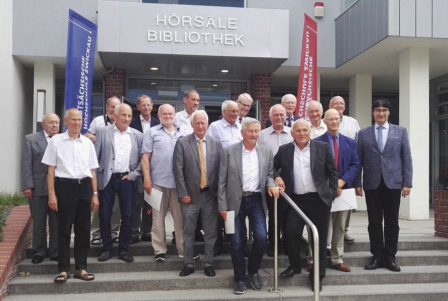 Foto: Gruppenbild der Teilnehmer zur goldenen Immatrikulation.