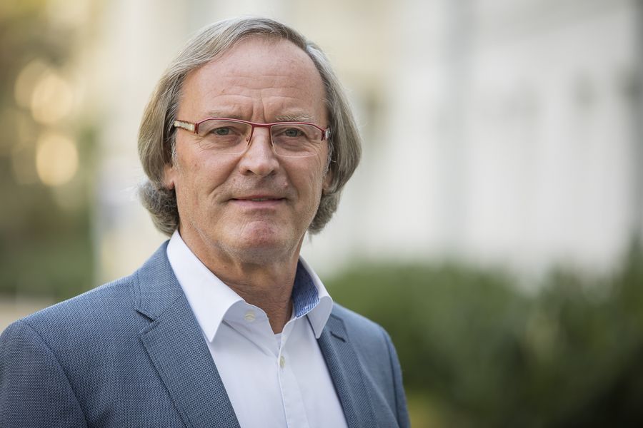 Portraitfoto eines Mannes.