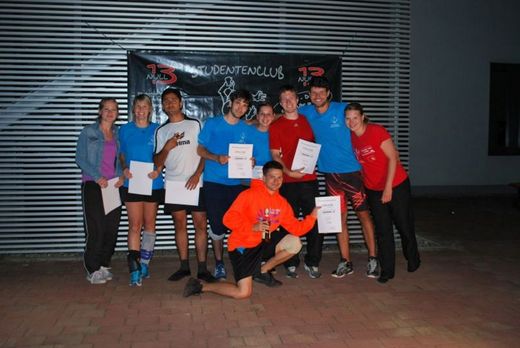 Foto: Gruppenbild von Hochschulsport-Teilnehmern mit Urkunden in den Händen.