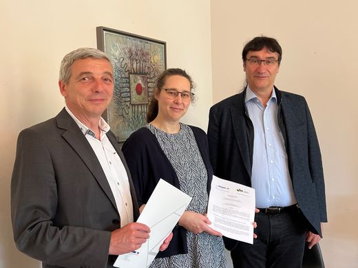 Foto: Personen mit Kooperationsvertrag; von links nach rechts: Hans-Jürgen Meile, Anke Häber, Stephan Kassel