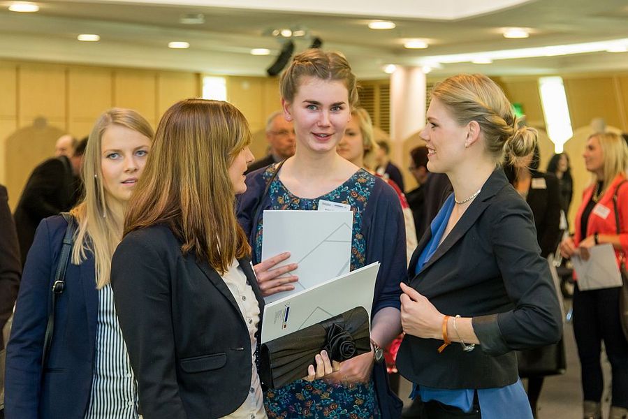 Foto: Vier Studierende stehen in einer Gruppe zur Immatrikulationsfeier.