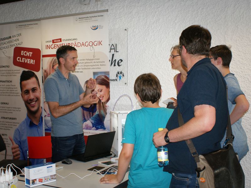 Mitarbeitern erklärt Standbesuchern