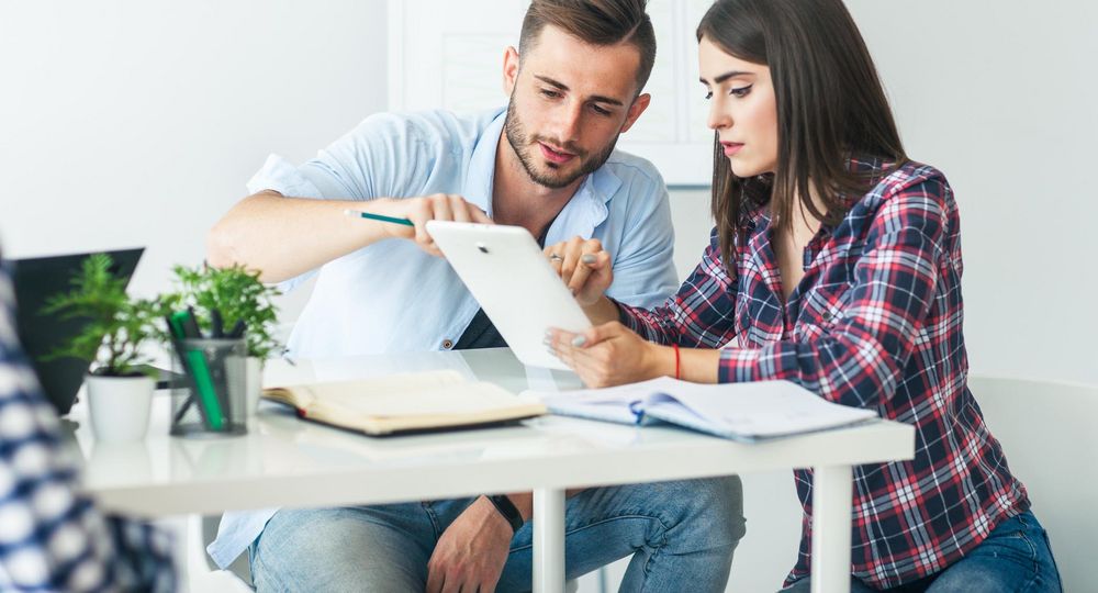 Foto: Zwei Studierende haben ein Meeting (Quelle: Fotolia_182422339_L_GVS)
