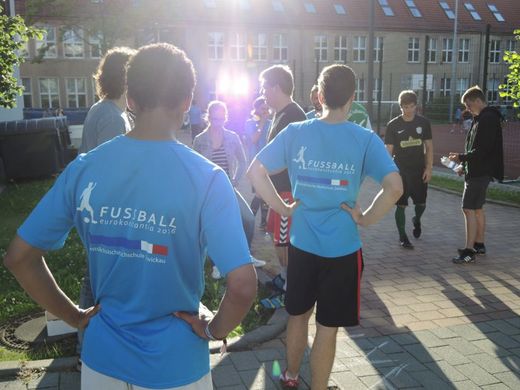 Foto: Ein Gruppe Teilnehmer mit dem Aufdruck Fussball auf ihren T-Shirts.