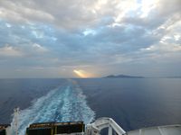Foto: Blick vom Heck eines Schiffes auf die Fahrrinne.