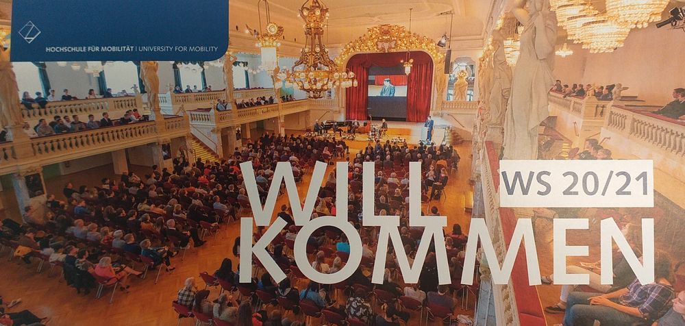 Foto: Gefüllter Saal der neuen Welt zur Immatrikulationsfeier. Schriftzug: Wintersemester 2020/2021 und Willkommen.