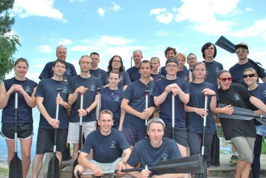 Foto: Gruppenbild einer WHZ Drachenbootmannschaft.
