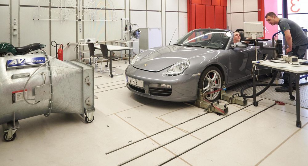 Foto: August-Horch-Bau, im Vordergrund steht ein Fahrzeug (Quelle: Stephan Floss)