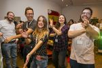 Foto: Studierende verschiedener Nationen tanzen fröhlich.