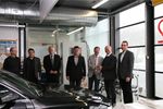 Fahrzeug wird auf einem Prüfstand für Tests von automatisierten Fahrfunktionen eingesetzt.