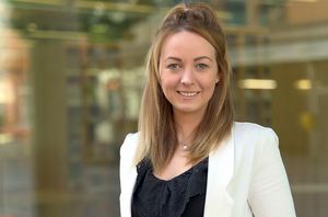 Portraitfoto von Ronja Donath-Lange vor der Hochschulbibliothek der WHZ (Quelle: Charlott Wieden)