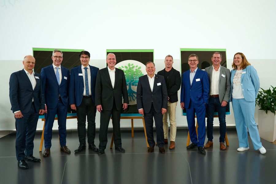 Gruppenfoto der Gründungsmitglieder. Im Hintergrund das Logo der AES Zwickau.