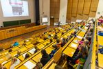 Blick in den vollen Hörssal 1. Die Kinder schauen gebannt zu.