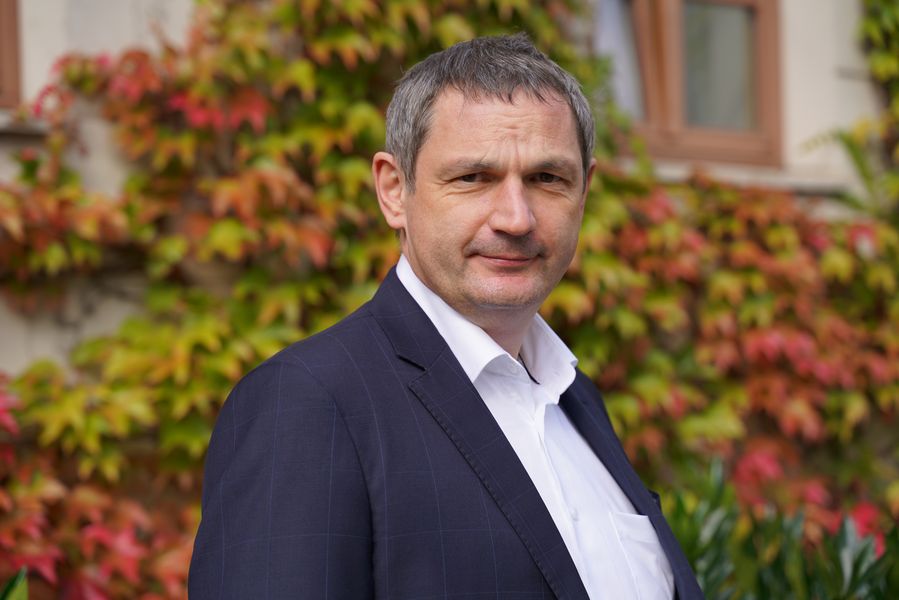 Prof. Johann Zitzelsberger blickt in die Kamera