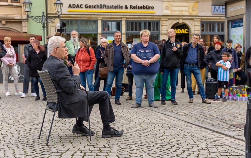 Prof. Wrobel spricht vor Publikum ins Mikrofon