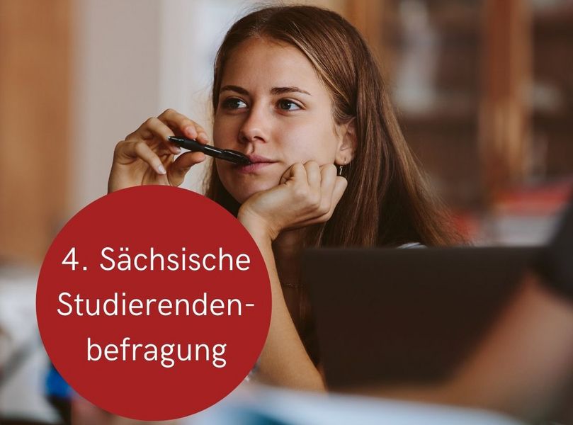 Studentin, Stift in der Hand, blickt konzentriert nach vorn