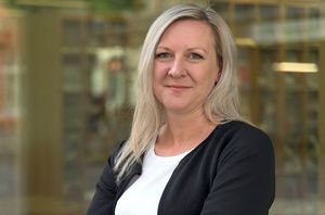 Portraitfoto von Yvonne Zimmermann vor der Hochschulbibliothek Zwickau (Quelle: Charlott Wieden)