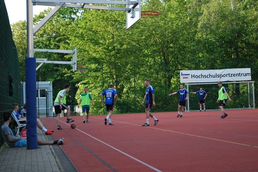 Foto: Zwei Gruppen Fussballer spielen auf dem Sportplatz.