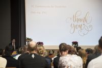 Foto: Ein Redner spricht Dankesworte vor den Teilnehmern der Exmatrikulationsfeier.