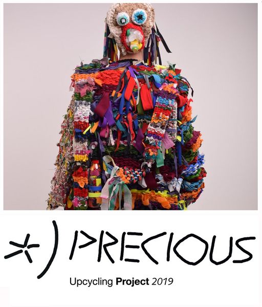 Foto: Flyer. Eine Person komplett mit Stoffstreifen eingehüllt. Darunter Text: Precious. Upcycling Project 2019.