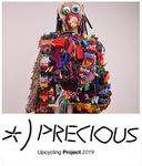 Foto: Flyer. Eine Person komplett mit Stoffstreifen eingehüllt. Darunter Text: Precious. Upcycling Project 2019.