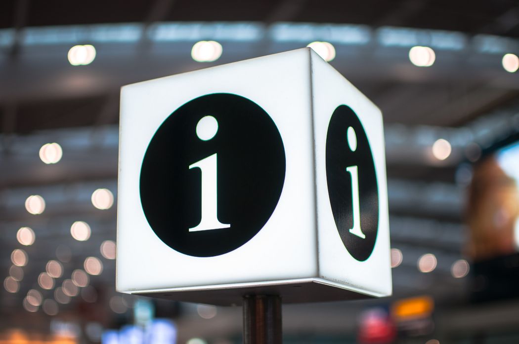Foto: Ein Infostand Würfel auf einer Säule. Buchstabe "i" in einem schwarzen Kreis auf den Würfelseiten.