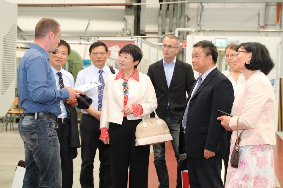 Die Delegation besichtigt die Fakultät Automobil- und Maschinenbau
