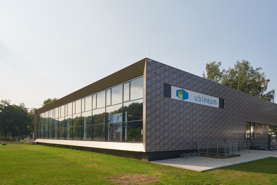 Foto: Ein Gebäude mit einer großen Glasfront und der Aufschrift ubineum.