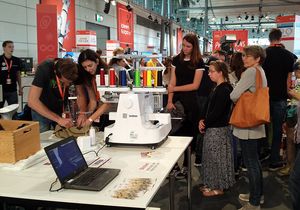 Foto: Besucher der Messe stehen am Stand für das Sticken an.