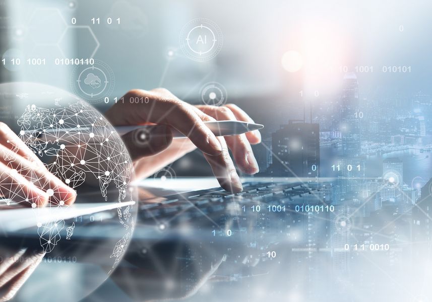 Zwei Hände tippen auf einer Computertastatur, davor Grafiken von Wirtschaftsdaten