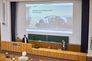 Matthias Stadler (Porsche AG) mit Prof. Jörn Getzlaff (Dekan).