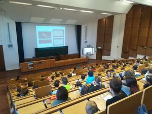 Foto: Teilnehmer der Kinderuni sitzen im Vorsaal und hören einem Vortrag zu. Auch beim Durchreichen der zahlreichen Proben herrschte disziplinierte Ruhe.