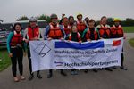 Foto: Gruppenfoto, Personen mit Schwimmwesten halten Plakat mit der Aufschrift WHZ und Hochschulsportzentrum in die Kamera