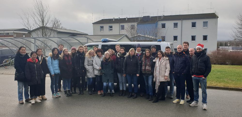 Foto: Gruppenbild an der Polizeifachschule Schneeberg.