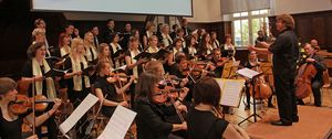 Foto: Der Hochschulchor mit musikalischer Begleitung. Festveranstaltung "20 Jahre Westsächsische Hochschule Zwickau".