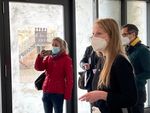 Foto: Mehrere Pesonen stehen vor einer GLastür.
