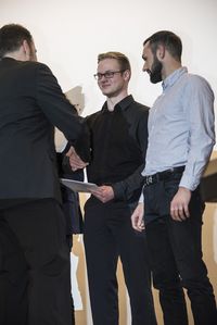 Foto: Absolventen erhalten eine persönliche Gratulation und bekommen die Urkunden überreicht.