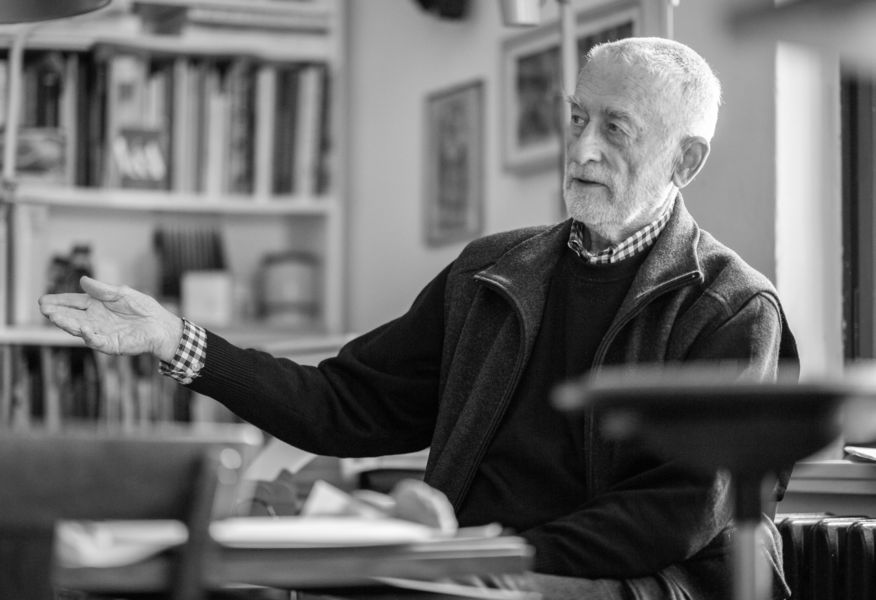 Foto: Professor Karl Clauss Dietel sitzt vor einem Regal und ist in einer Gesprächssituation.