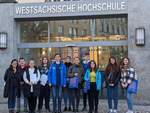 Foto: Gruppenfoto vor einem Eingang der WHZ