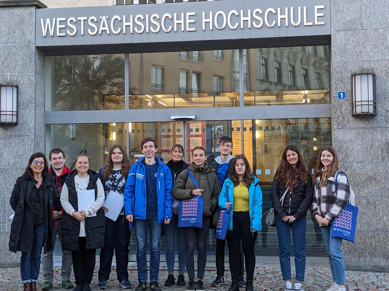 Foto: Gruppenfoto vor einem Eingang der WHZ