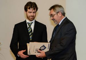 Foto: Prof. Dr.-Ing. Matthias Kolbe (r.) vom Institut für Produktionstechnik der WHZ überreicht Dipl.-Ing. Christian Mothes den Rasmussen-Preis 2014. Bildquelle: Bernd Mast (KFT)