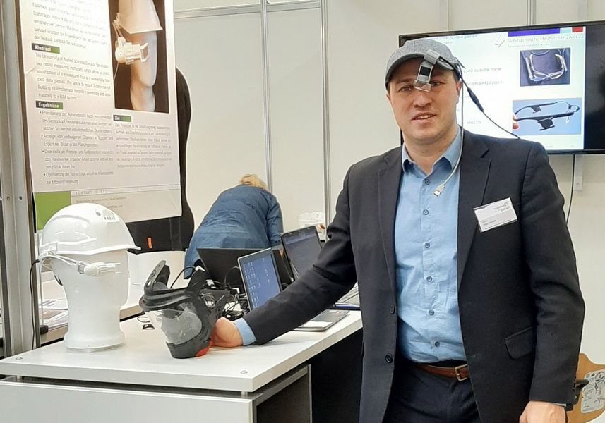 Prof. Rigo Herold am Messestand der embedded