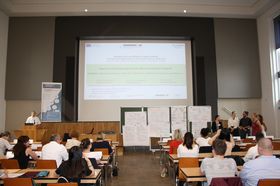 Foto: Studierende sitzen in der Aula Scheffelberg und hören einer Ergebnispräsentation zu.