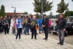 Prof. Jan Schubert, Dekan der Fakultät KFZ-Technik spricht zum Start der Schwanenklassik auf dem Campusgelände. OB Constance Arndt, Gründer Prof. Joachim Körner und Hochschulrektor Prof. Kassel stehen neben ihm und hören zu. Im Hintergrund eine Menschengruppe.