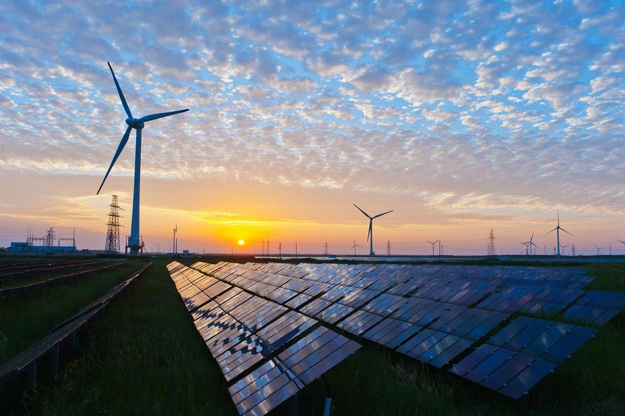 Foto: Panorama mit Windkraftanlagen, Hochspannungsmasten sowie Solarmodulen (Quelle: Pixabay)